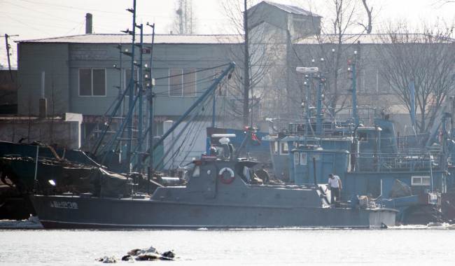 A North Korean ship on the Yalu River seen from Chinese side on Wednesday (Yonhap)