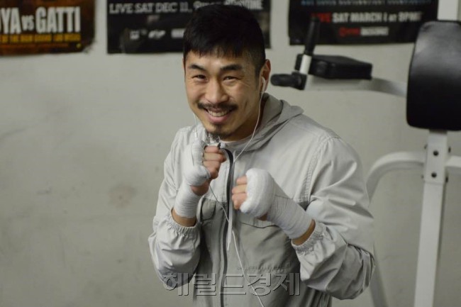 김민욱이 트레이닝복 차림으로 활짝 웃으며 파이팅포즈를 취하고 있다