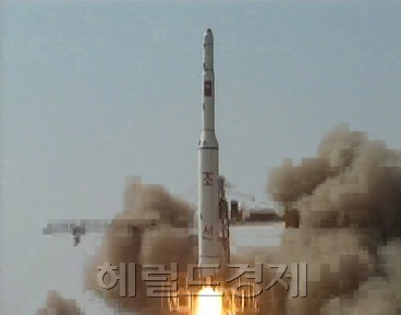 지난 2012년 4월 발사된 북한의 장거리 미사일 광명성 3호(은하 3호) 발사 모습. [사진=헤럴드경제DB]