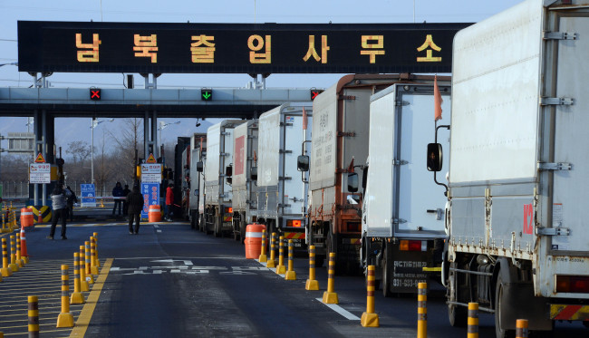 정부의 개성공단 가동 전면 중단 결정에 따라 철수 절차가 시작된 11일 오전 철수 준비 차량들이 도라산 남북출입사무소(CIQ)를 통해 개성으로 향하고 있다. 안훈 기자/rosedale@