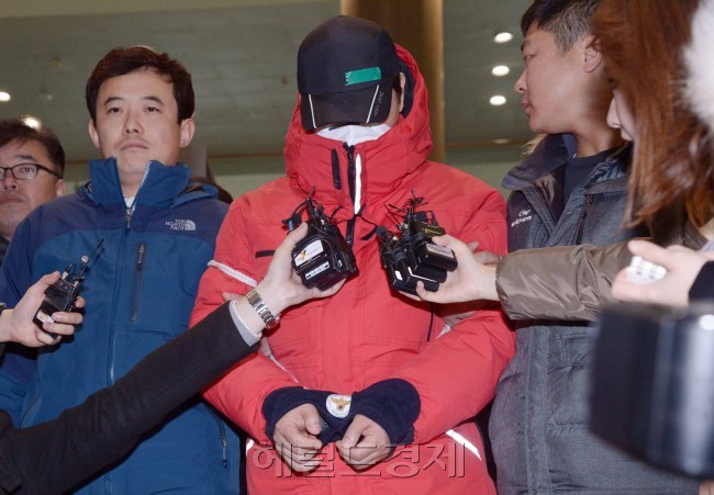 인천국제공항 화장실에 폭발물 의심 물체를 남긴 혐의로 체포된 피의자 유모(36) 씨에 대한 현장검증이 5일 인천 중구 인천공항 7번 게이트 앞 화장실에서 열렸다. 유씨는 현장 취재진 질문에 “취업이 안 돼 돈이 궁했고 짜증이 났다”며 범행을 대체로 시인했다. 유씨<가운데>가 경찰관들과 함께 현장검증을 위해 현장으로 들어서고 있다.인천=정희조기자/checho@heraldcorp.com