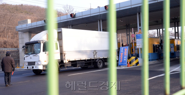 정부가 개성공단 가동 전면 중단 조치를 내린 가운데 더불어민주당은 헌법소원 등 법적 대응 방안을 검토중이다. 사진=안훈 기자/rosedale@heraldcorp.com