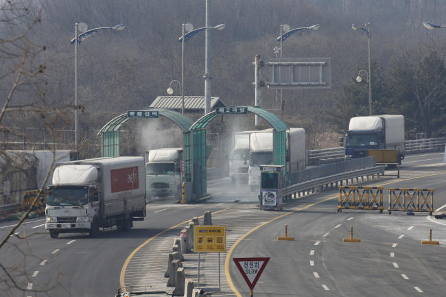 Vehicles from Gaeseong industrial park pass through the transit gate in Paju, Gyeonggi Province, to enter the South on Thursday. (Yonhap)