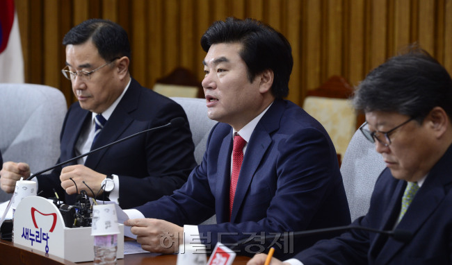 원유철 새누리당 원내대표가 12일 오전 서울 여의도 국회에서 열린 원내대책회의에서 모두발언을 하고 있다. 박해묵 기자/mook@heraldcorp.com
원유철 새누리당 원내대표가 12일 오전 서울 여의도 국회에서 열린 원내대책회의에서 모두발언을 하고 있다. 박해묵 기자/mook@heraldcorp.com