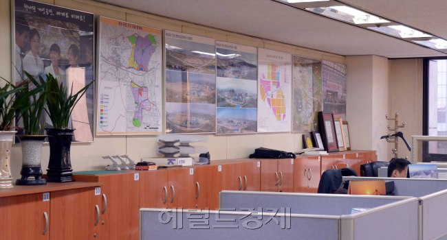 개성공단 폐쇄라는 정부의 고강도 조치로 개성공단 진출 기업들이 비상 상태에 돌입했다. 11일 서울 여의도 중소기업중앙회내 개성공단 기업협회 사무실에는 적막감만 흐르고 있다. 정희조 기자/checho@heraldcorp.com