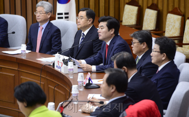 새누리당은 12일 국회에서 열린 원내대책회의에서 북한에 대한 강경발언과 함께 야당에 대한 맹비난을 쏟아냈다. 박해묵 기자/mook@heraldcorp.com