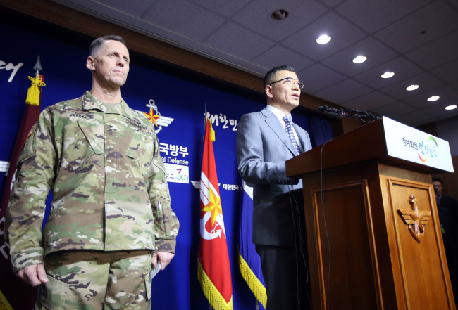 South Korea’s Deputy Defense Minister Yoo Jeh-seung (right) and 8th U.S. Army commander Lt. Gen. Thomas S. Vandal announce on Feb. 7 that Seoul and Washington have formally begun talks for stationing of the Terminal High Altitude Area Defense system on the peninsula at the Defense Ministry in Yongsan-gu, central Seoul. (Yonhap)