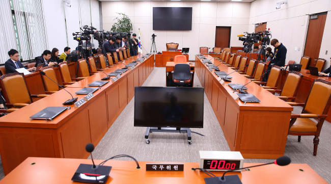 The National Assembly’s Foreign Affairs and Unification Committee is suspended after ruling party members and relevant government officials did not attend the meeting called by the opposition party to discuss inter-Korean tensions and Gaeseong industrial park suspension Friday. Officials said the meeting will be called again Monday.  (Yonhap)