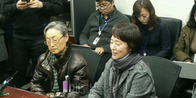 고(故) 신해철 씨의 어머니 김화순 씨와 누나 신은주 씨가 안철수 국민의당 대표와 면담을 하고 있다. 장필수 기자 / essential@heraldcorp.com