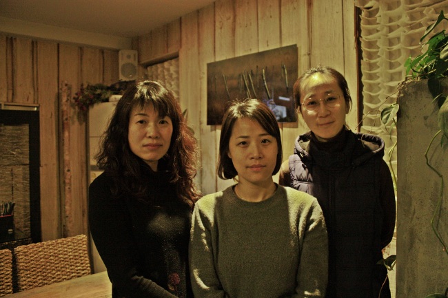 Three nurses, who treated MERS patients at the Seoul National University Hospital last year, pose for a photo during the interview. The interviewees asked that their names not be specified in the picture. (Claire Lee/The Korea Herald)