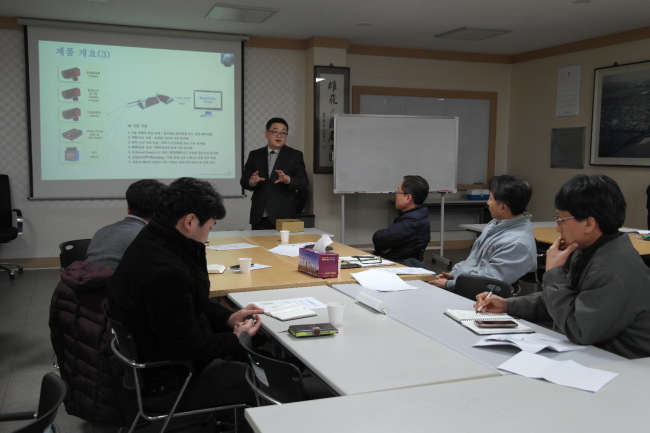 지난달 18일 한국산업단지공단 대구경북지역본부에서 열린 첫 ‘신사업벤처포럼’에서 김준범 원시스템 대표가 차량용 원격 운영관리 시스템 제품을 시연해 보이고 있다. [사진 제공=한국산업단지공단]
지난달 18일 한국산업단지공단 대구경북지역본부에서 열린 첫 ‘신사업벤처포럼’에서 김준범 원시스템 대표가 차량용 원격 운영관리 시스템 제품을 시연해 보이고 있다. [사진 제공=한국산업단지공단]
