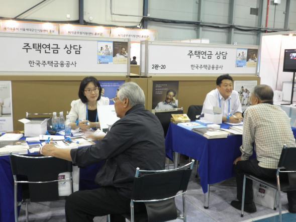주택연금을 받으려는 어르신들이 상담창구를 찾아 상담을 받고 있다. 주택금융공사는 현재 부채감소와 노후보장, 그리고 저소득층 생계 보장 확대 등을 골자로 한 ‘주택연금 3종세트’를 준비중이다.  ［사진제공=주택금융공사］
