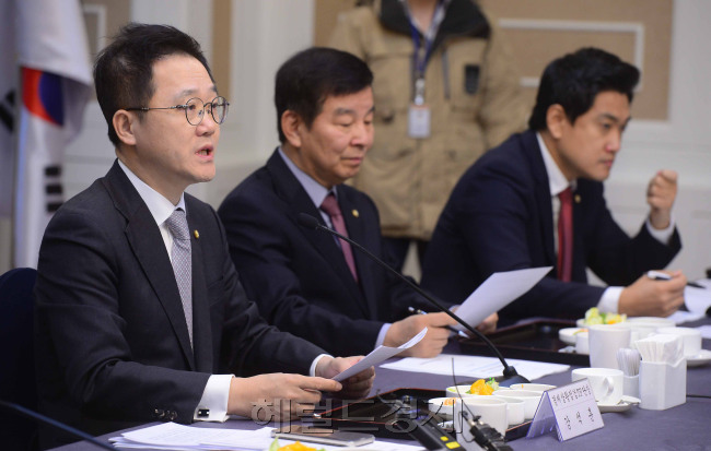 15일 국회에서 열린 당ㆍ정 경제상황점검TF. 박해묵 기자/mook@heraldcorp.com