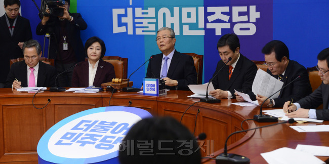 김종인 더불어민주당 비상대책위원장이 15일 오전 국회에서 열린 비상대책위원회의에서 모두발언을 하고 있다. 박해묵 기자/mook@heraldcorp.com