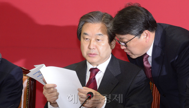 김무성 새누리당 대표가 15일 오전 국회에서 열린 최고위원회에서 조원진 원내수석부대표와 이야기를 나누고 있다. 박해묵 기자/mook@heraldcorp.com