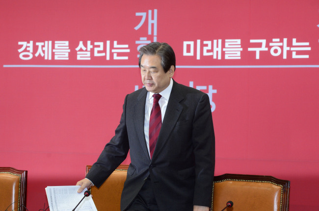 김무성 새누리당 대표가 15일 오전 국회에서 열린 최고위원회에 참석하고 있다. 박해묵 기자/mook@heraldcorp.com
김무성 새누리당 대표가 15일 오전 국회에서 열린 최고위원회에 참석하고 있다. 박해묵 기자/mook@heraldcorp.com