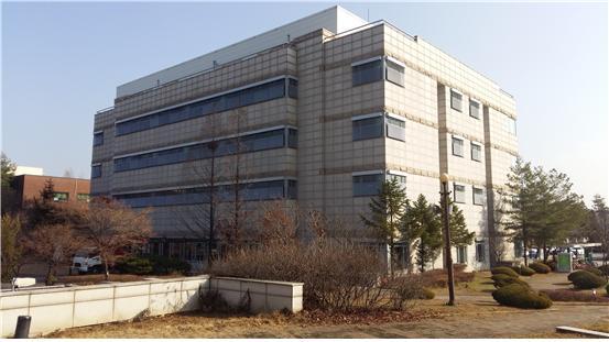 지난해 국토부의 에너지성능 개선 지원을 받은 한국건설기술연구원 연구동 전경. 지난해 12월 성능개선 공사가 완료됐고 앞으로 기존성능 대비 45% 이상 에너지사용량을 절감할 것으로 예상된다. [사진=국토부]