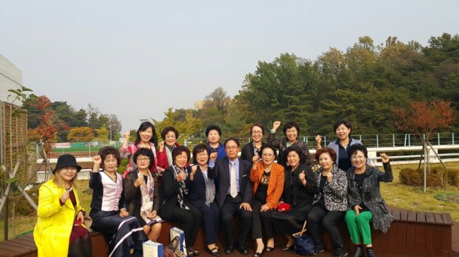 <YONHAP PHOTO-0286> 서울대 온 아시아 유학생에 '십시일반' 장학금 모아주는 지역주민들 (서울=연합뉴스) 대학 동문이 아닌 지역 주민이 대학의 외국인 유학생에게 장학금을 주는 모임을 결성해 화제가 되고 있다. 서울대 사범대와 관악구 여성 주민 30명으로 이뤄진 '관사장학회'는 이달 말 양해각서(MOU)를 체결하고 내달부터 아시아 유학생들에게 매월 장학금을 준다고 14일 밝혔다. 사진은 사범대 전태원 학장(가운데)과 관사장학회 회원들. 2016.2.14 << 장학회 제공 >> photo@yna.co.kr/2016-02-14 07:07:48/ <저작권자 ⓒ 1980-2016 ㈜연합뉴스. 무단 전재 재배포 금지.>
<YONHAP PHOTO-0286> 서울대 온 아시아 유학생에 '십시일반' 장학금 모아주는 지역주민들 (서울=연합뉴스) 대학 동문이 아닌 지역 주민이 대학의 외국인 유학생에게 장학금을 주는 모임을 결성해 화제가 되고 있다. 서울대 사범대와 관악구 여성 주민 30명으로 이뤄진 '관사장학회'는 이달 말 양해각서(MOU)를 체결하고 내달부터 아시아 유학생들에게 매월 장학금을 준다고 14일 밝혔다. 사진은 사범대 전태원 학장(가운데)과 관사장학회 회원들. 2016.2.14 << 장학회 제공 >> photo@yna.co.kr/2016-02-14 07:07:48/ <저작권자 ⓒ 1980-2016 ㈜연합뉴스. 무단 전재 재배포 금지.>