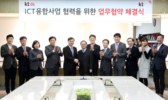 KT-KT DS, 기업들의 IT 비용절감 나서
KT는 KT DS와 'ICT 융합사업 협력을 위한 업무협약'을 체결했다고 14일 밝혔다. 사진은 광화문 West 사옥 6층 글로벌 회의실에서 KT와 KT DS 실무진이 ‘ICT 융합사업 협력을 위한 업무협약’을 체결하는 모습. [제공=KT]