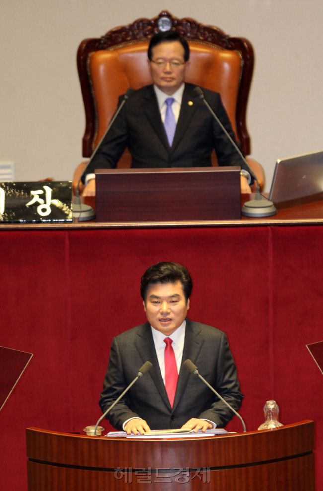 15일 오전 서울 여의도 국회에서 본회의가 열린 가운데 원유철 새누리당 원내대표가 교섭단체 대표 연설을 하고 있다. 박해묵 기자/mook@heraldcorp.com