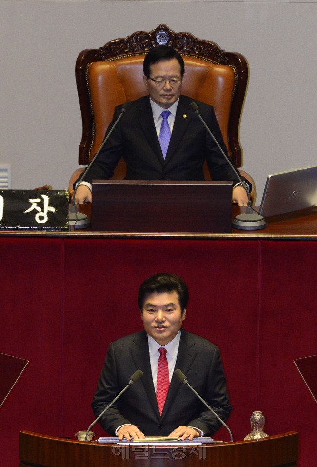 15일 국회 본회의 교섭단체 대표연설에서 자위적 차원의 핵무장론을 주장한 원유철 새누리당 원내대표. 박해묵 기자 mook@heraldcorp.com