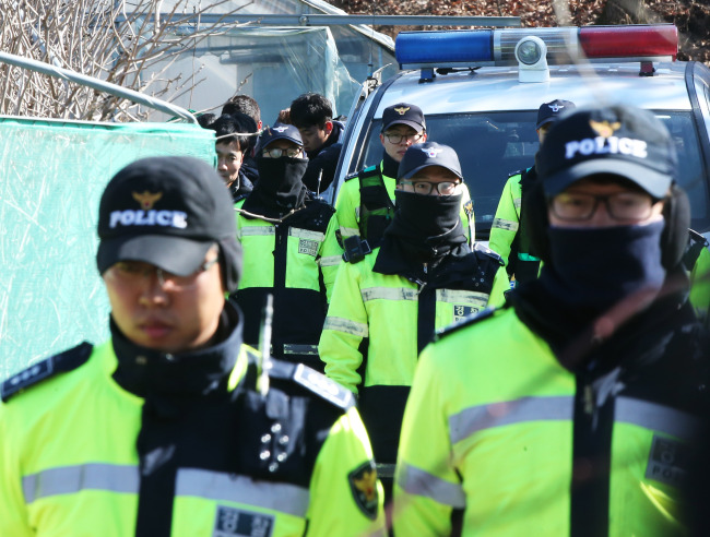 Police head to a search for the first child’s body at a mountain in Gwangju, Gyeonggi Province, Monday. (Yonhap)