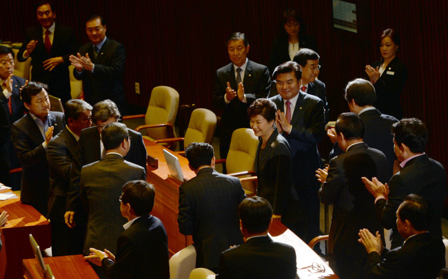President Park Geun-hye is greeted by lawmakers as she enters the National Assembly to deliver a speech on Oct. 27. The Korea Herald