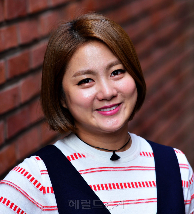 2006년 데뷔해 10년후인 이제야 뜨고 있는 박나래는 “내 개그가 매니악하고 하드코어 스타일이라 한국에서는 어려워 일본에서 활동하려고 진지하게 고민한 적도 있었다”고 털어놨다.윤병찬 기자/yoon4698@heraldcorp.com