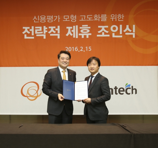 한화생명 엄성민 전사혁신실장(왼쪽)과 (주)핀테크 김우식 대표가 15일 서울 63빌딩에서 핀테크를 기반으로 한 중금리대출시장 확대와 해외시장 진출을 위한 전략적 양해각서(MOU)를 체결했다.