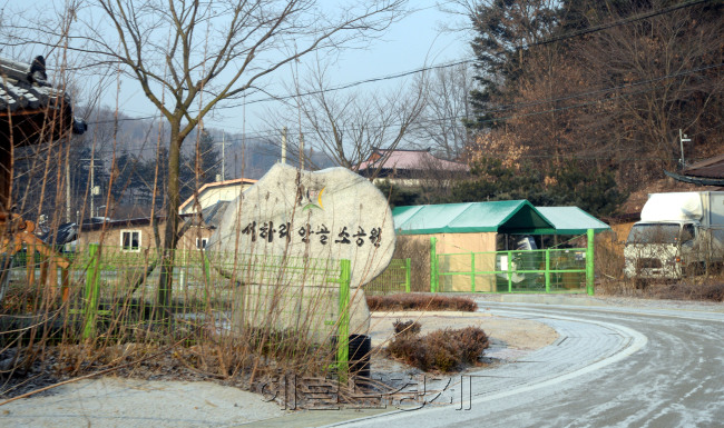 경기도 광주시 야산에서 친모 박모 씨로부터 맞아 숨진 딸로 보이는 사체가 발견됐다. 경찰 관계자는 “15일 5시30분 박 씨가 자신의 딸을 암매장했다고 진술한 박 씨의 큰 딸 김모(사망 당시 7세) 양의 백골 상태인 시신을 확인했다”고 밝혔다. 16일 오전 친딸 살해후 암매장한 장소 모습. 박현구 기자/phko@heraldcorp.com