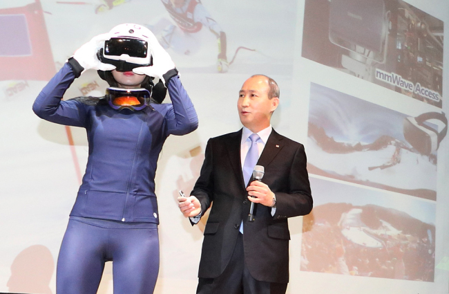 KT’s network division vice president Oh Seong-mock demonstrates the company’s 360-degree virtual reality video technology at a press conference in Seoul on Monday. KT