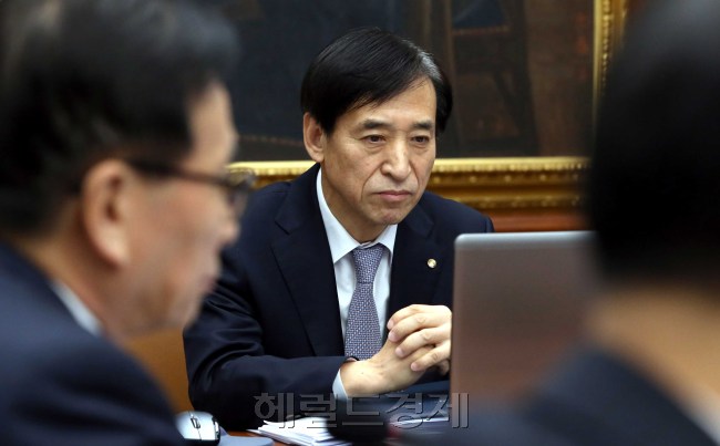 [헤럴드경제=이상섭 기자]  이주열 한국은행 총재가 16일 오전 서울 중구 남대문로 한국은행 본관에서 열린 금융통화위원회에 참석해 생각에 잠겨 있다.<br />babtong@heraldcorp.com