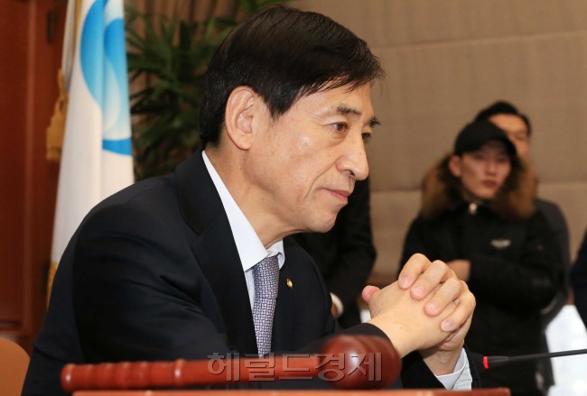 한국은행의 기준금리가 연 1.5% 수준으로 8개월째 동결됐다. 한은은 16일 오전 서울 남대문로 본관 회의실에서 이주열 총재 주재로 금융통화위원회를 열어 기준금리를 현 수준에서 동결하기로 했다. 이에 따라 기준금리는 2014년 8월과 10월, 작년 3월과 6월에 각 0.25%포인트씩 내린 이후 8개월째 연 1.5% 수준에 머물게 됐다. 이 총재가 금통위 회의에서 고심에 찬 얼굴을 하고 있다. 이상섭 기자/ /babtong@heraldcorp.com