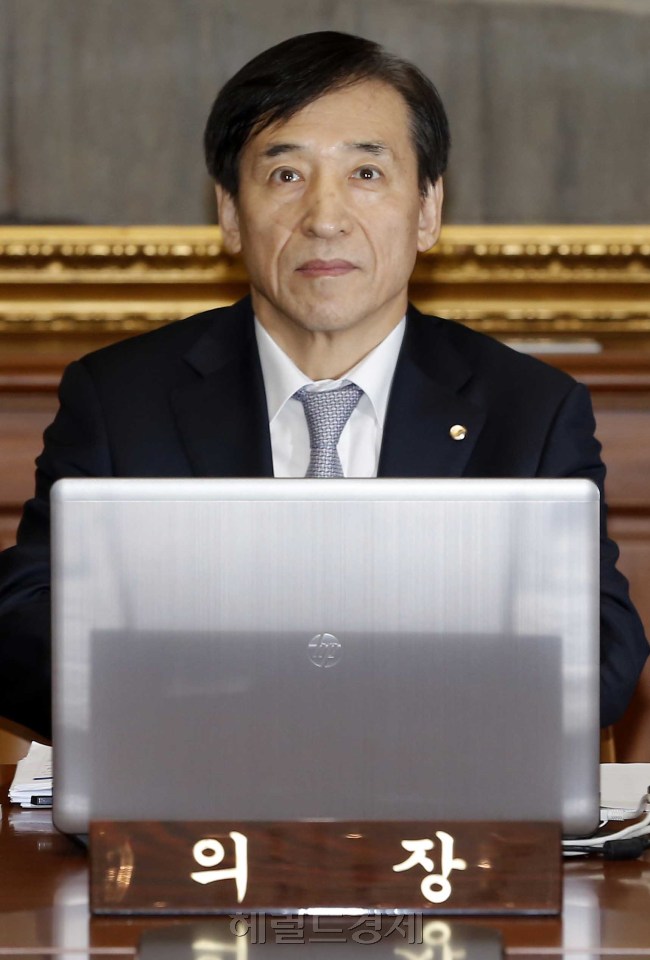 한국은행의 기준금리가 연 1.5% 수준으로 8개월째 동결됐다. 한은은 16일 오전 서울 남대문로 본관 회의실에서 이주열 총재 주재로 금융통화위원회를 열어 기준금리를 현 수준에서 동결하기로 했다. 이에 따라 기준금리는 2014년 8월과 10월, 작년 3월과 6월에 각 0.25%포인트씩 내린 이후 8개월째 연 1.5% 수준에 머물게 됐다. 이 총재가 금통위 회의에서 고심에 찬 얼굴을 하고 있다. 이상섭 기자/ /babtong@heraldcorp.com