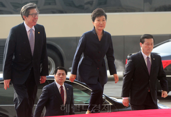 박근혜 대통령이 16일 오전 북한의 4차 핵실험 및 장거리 미사일 발사로 인한 안보위기 등과 관련해 ‘국정에 관한 국회 연설’을 하기 위해 국회에 도착, 박형준 국회 사무총장의 안내를 받고 있다. 박해묵 기자/mook@heraldcorp.com