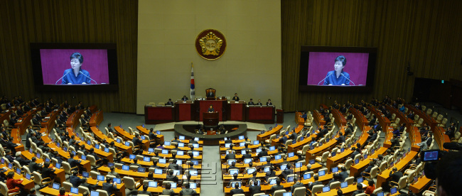 박근혜 대통령이 16일 국회 본회의장에서 북 핵4차 핵실험과 개성공단 전면 폐쇄와 관련한 국회 특별연설을 하고 있다./윤동주 기자 doso7@