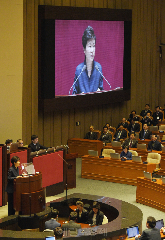 사진설명 = 박근혜 대통령이 16일 국회 본회의장에서 북 핵4차 핵실험과 개성공단 전면 폐쇄와 관련한 국회 특별연설을 하고 있다/ mook@heraldcorp.com