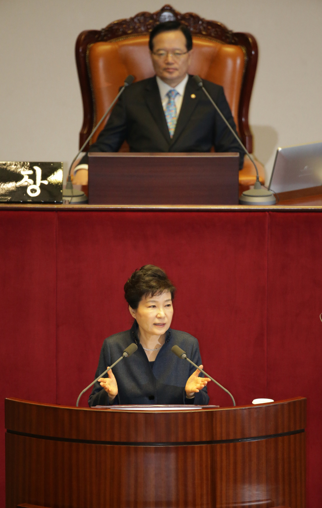 박 대통령 국회연설 <br />    (서울=연합뉴스) 김현태 기자 = 박근혜 대통령이 16일 오전 국회 본회의에서 북한의 4차 핵실험 및 장거리 미사일 발사로 인한 안보위기 등과 관련해 '국정에 관한 국회 연설'을 하고 있다. 2016.2.16<br />    mtkht@yna.co.kr<br />(끝)
박 대통령 국회연설
(서울=연합뉴스) 김현태 기자 = 박근혜 대통령이 16일 오전 국회 본회의에서 북한의 4차 핵실험 및 장거리 미사일 발사로 인한 안보위기 등과 관련해 '국정에 관한 국회 연설'을 하고 있다. 2016.2.16
mtkht@yna.co.kr
(끝)