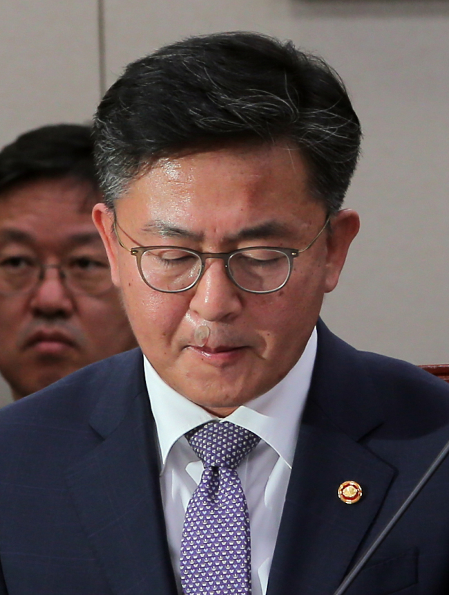 Unification Minister Hong Yong-pyo speaks at a meeting of the parliamentary foreign affairs and unification panel on Monday. (Yonhap)