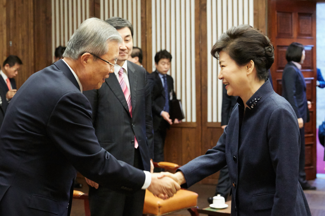 박근혜 대통령이 16일 서울 여의도 국회에서 '국정에 관한 국회 연설'을 하기에 앞서 김종인 더불어민주당 대표 등 여야 지도부와 인사하고 있다.<br />/청와대제공
박근혜 대통령이 16일 서울 여의도 국회에서 '국정에 관한 국회 연설'을 하기에 앞서 김종인 더불어민주당 대표 등 여야 지도부와 인사하고 있다.
/청와대제공