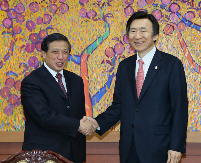 China’s Vice Foreign Minister Zhang Yesui is greeted by South Korean Foreign Minister Yun Byung-se in Seoul on Tuesday. (Yonhap)