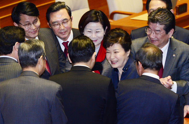Ruling Saenuri Party lawmakers huddle to greet President Park Geun-hye at the National Assembly on Tuesday. (Yonhap)