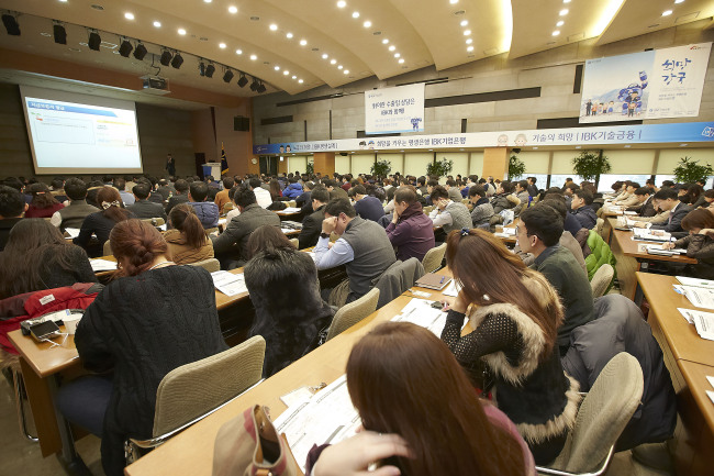 IBK기업은행(은행장 권선주)은 지난 16일 서울 을지로 본점에서 이란 거래기업 및 관심기업 실무자 400여명을 초청해 ‘對 이란 교역·투자 설명회’를 개최하고 이란 시장 진출 전략을 공유했다고 17일 밝혔다. 이번 행사는 업계 전문가를 초빙해 ▷對이란 수출기업 금융 및 지원제도 ▷수출기업 지원 보증제도 ▷이란 교역 업무취급 기준 등의 강의를 듣는 시간으로 진행됐다. 또 개별 상담을 위한 컨설팅 부스도 설치해 참석자들과 상담을 나눴다. 기업은행 관계자는 “이란시장은 우리기업에게 새로운 기회이나, 미 달러화 거래가 안 되는 등 유의사항이 있는 만큼 주의가 필요하다”며 “기업은행은 수년간 이란 교역을 전담한 노하우를 바탕으로 이란 거래기업을 적극 지원해 나갈 것”이라고 말했다.
정순식 기자/sun@heraldcorp.com