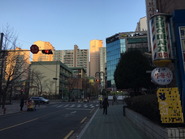 서울 마포경찰서가 17일 적발한 불법 성매매 휴게텔. 불과 100m도 떨어지지 않은 곳에 초등학교가 위치해 있다. 신동윤 기자/realbighead@heraldcorp.com
서울 마포경찰서가 17일 적발한 불법 성매매 휴게텔. 불과 100m도 떨어지지 않은 곳에 초등학교가 위치해 있다. 신동윤 기자/realbighead@heraldcorp.com