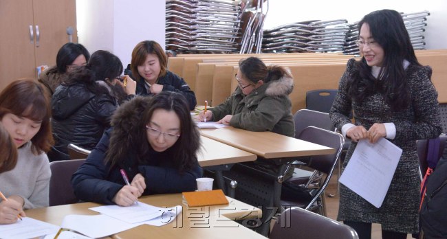 아동학대가 사회적 문제로 불거진 가운데, 16일 경기도 시흥시건강가정지원센터에서 ‘부모 교실’이 열리고 있다.