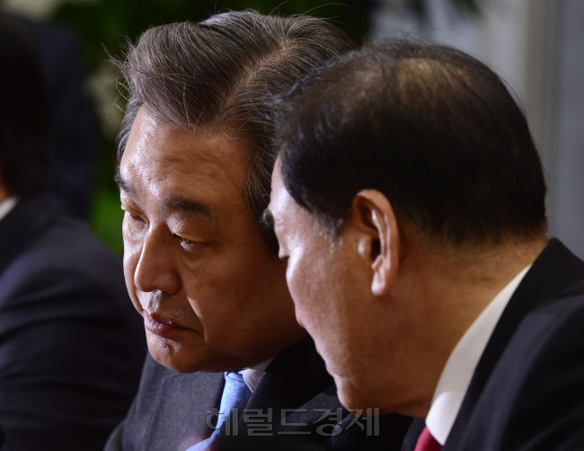 김무성 새누리당 대표와 이재오 의원이 17일 오전 서울 여의도 국회에서 열린 최고중진연석회의에서 귀엣말을 나누고 있다. 박해묵 기자/mook@heraldcorp.com