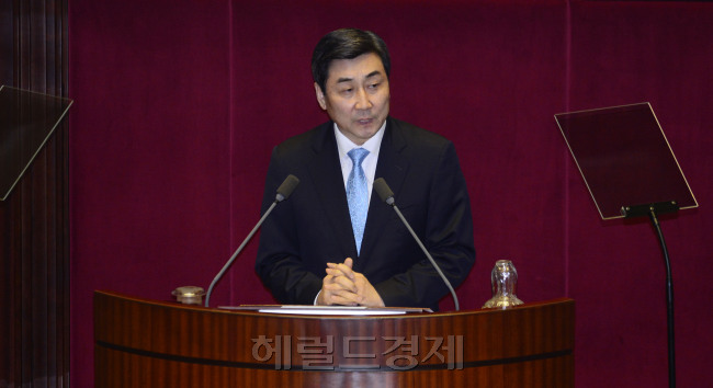 이종걸 더불어민주당 원내대표가 17일 오전 서울 여의도 국회에서 열린 본회의에서 교섭단체 대표연설을 하고 있다. 박해묵 기자/mook@heraldcorp.com