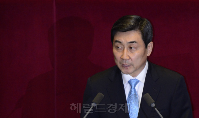 이종걸 더불어민주당 원내대표가 17일 오전 국회 본회의에서 교섭단체 대표연설을 하고 있다. 이 원내대표는 전날 박근혜 대통령의 국회연설에 대해 “내용이 없다”며 강하게 비판했다. 박해묵 기자/mook@heraldcorp.com