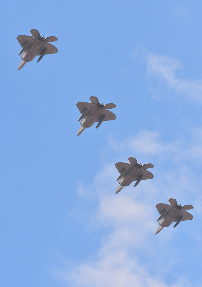 미국의 전략무기 F-22 전투기(랩터)가 한반도를 전개하며 대북 군사적 압박 수위가 한층 높아졌다. F-22 전투기 편대가 17일 경기도 평택 주한미군 오산공군기지 상공에서 저공비행하고 있다. 스텔스 능력을 보유한 F-22 전투기는 정밀 유도폭탄과 핵무기를 탑재할 수 있어 현존 세계 최강의 전투기라 불린다. <사진공동취재단> 2016.02.17
미국의 전략무기 F-22 전투기(랩터)가 한반도를 전개하며 대북 군사적 압박 수위가 한층 높아졌다. F-22 전투기 편대가 17일 경기도 평택 주한미군 오산공군기지 상공에서 저공비행하고 있다. 스텔스 능력을 보유한 F-22 전투기는 정밀 유도폭탄과 핵무기를 탑재할 수 있어 현존 세계 최강의 전투기라 불린다. <사진공동취재단> 2016.02.17
미국의 전략무기 F-22 전투기(랩터)가 한반도를 전개하며 대북 군사적 압박 수위가 한층 높아졌다. F-22 전투기 편대가 17일 경기도 평택 주한미군 오산공군기지 상공에서 저공비행하고 있다. 스텔스 능력을 보유한 F-22 전투기는 정밀 유도폭탄과 핵무기를 탑재할 수 있어 현존 세계 최강의 전투기라 불린다. <사진공동취재단> 2016.02.17