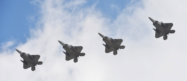 미국의 전략무기 F-22 전투기(랩터)가 한반도를 전개하며 대북 군사적 압박 수위가 한층 높아졌다. F-22 전투기 편대가 17일 경기도 평택 주한미군 오산공군기지 상공에서 저공비행하고 있다. 스텔스 능력을 보유한 F-22 전투기는 정밀 유도폭탄과 핵무기를 탑재할 수 있어 현존 세계 최강의 전투기라 불린다. <사진공동취재단> 2016.02.17
미국의 전략무기 F-22 전투기(랩터)가 한반도를 전개하며 대북 군사적 압박 수위가 한층 높아졌다. F-22 전투기 편대가 17일 경기도 평택 주한미군 오산공군기지 상공에서 저공비행하고 있다. 스텔스 능력을 보유한 F-22 전투기는 정밀 유도폭탄과 핵무기를 탑재할 수 있어 현존 세계 최강의 전투기라 불린다. <사진공동취재단> 2016.02.17